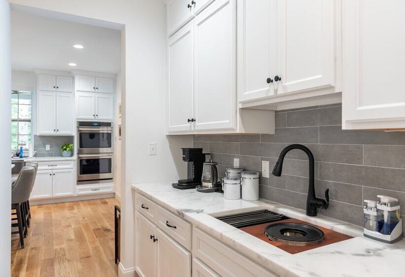 Luxuriously Lakeside By Avantstay | Lakefront Retreat