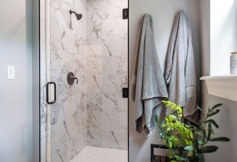 Luxuriously Lakeside By Avantstay | Lakefront Retreat