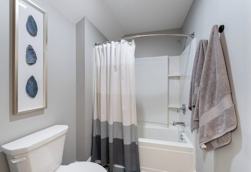 Luxuriously Lakeside By Avantstay | Lakefront Retreat