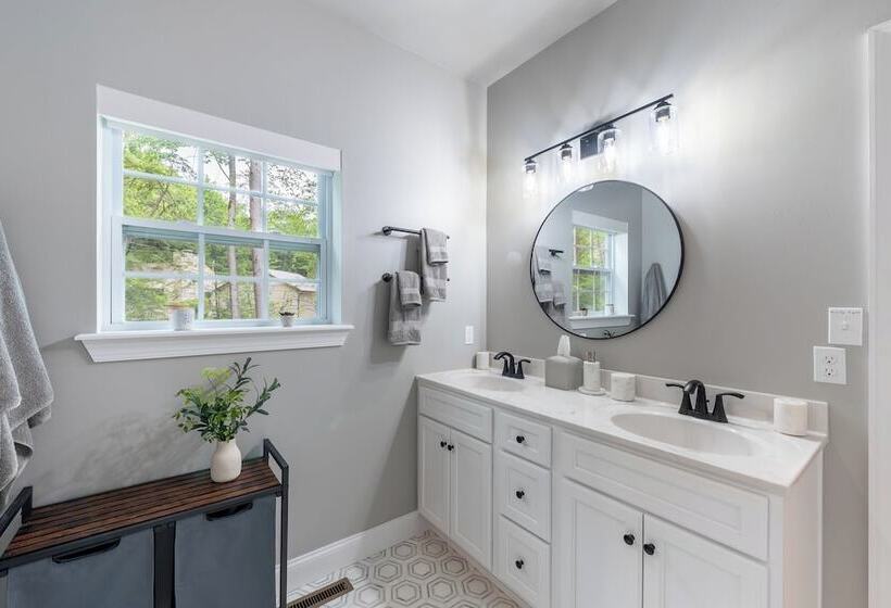 Luxuriously Lakeside By Avantstay | Lakefront Retreat