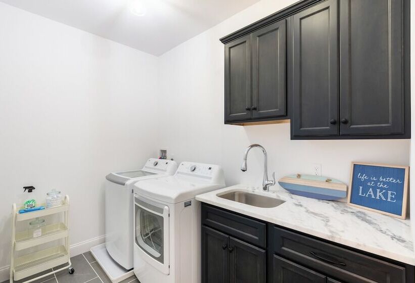 Luxuriously Lakeside By Avantstay | Lakefront Retreat