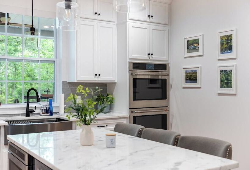 Luxuriously Lakeside By Avantstay | Lakefront Retreat