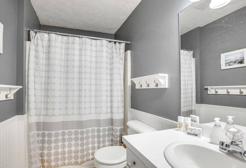 Manor Green: Cedar Home W/ Fire Pit, 3 Mi To Lake!