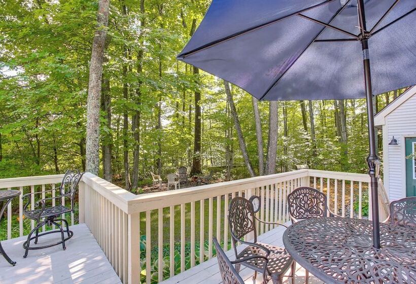 Manor Green: Cedar Home W/ Fire Pit, 3 Mi To Lake!