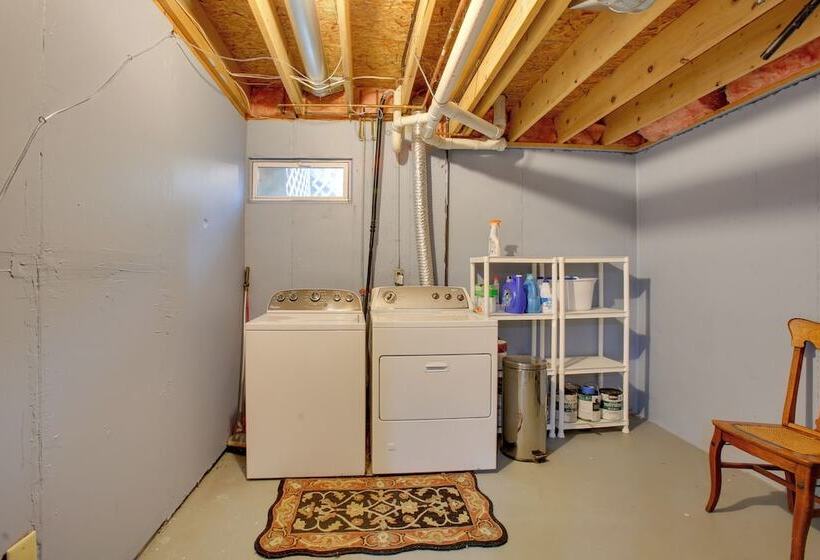 Manor Green: Cedar Home W/ Fire Pit, 3 Mi To Lake!