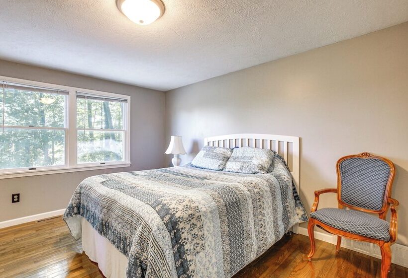 Manor Green: Cedar Home W/ Fire Pit, 3 Mi To Lake!