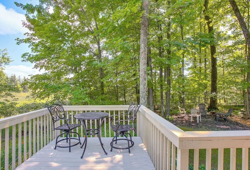 Manor Green: Cedar Home W/ Fire Pit, 3 Mi To Lake!