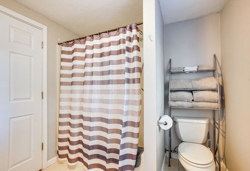 Manor Green: Cedar Home W/ Fire Pit, 3 Mi To Lake!