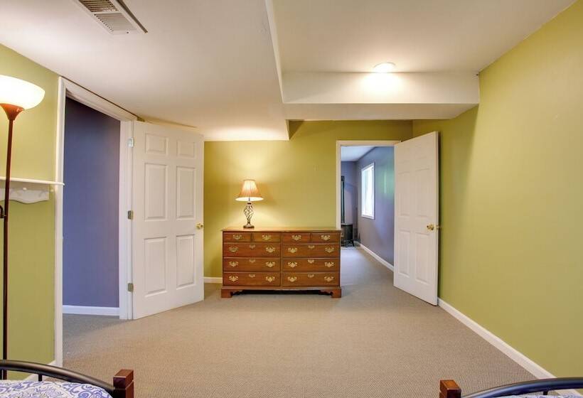 Manor Green: Cedar Home W/ Fire Pit, 3 Mi To Lake!