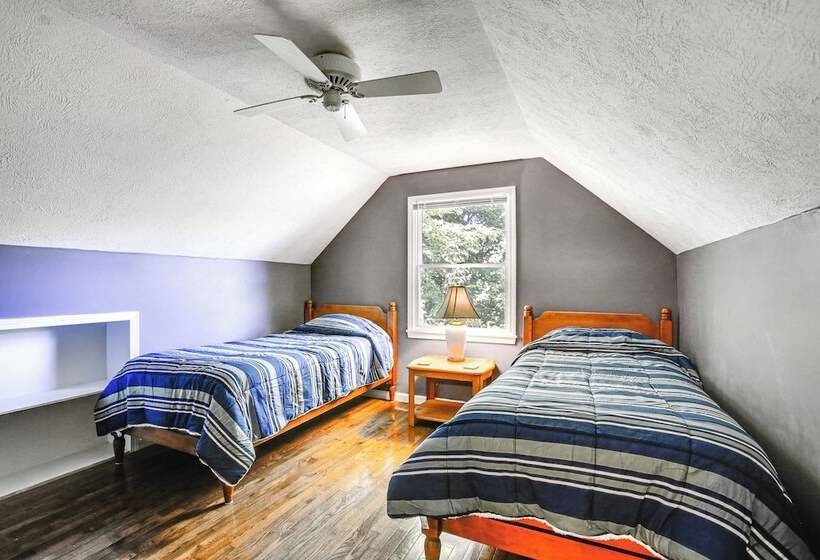 Manor Green: Cedar Home W/ Fire Pit, 3 Mi To Lake!