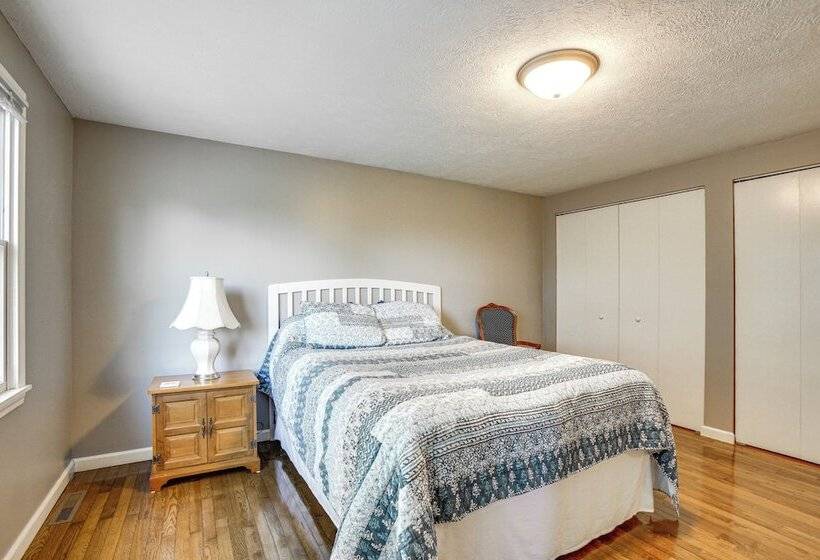 Manor Green: Cedar Home W/ Fire Pit, 3 Mi To Lake!