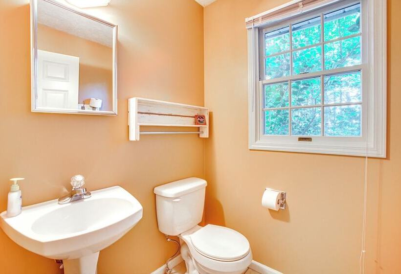 Manor Green: Cedar Home W/ Fire Pit, 3 Mi To Lake!