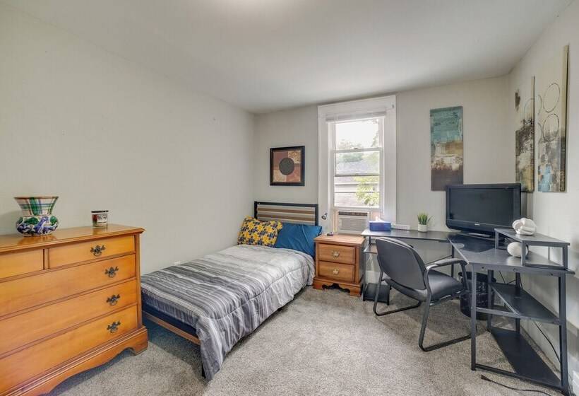 Morgantown Home: 1 Mi To West Virginia University!