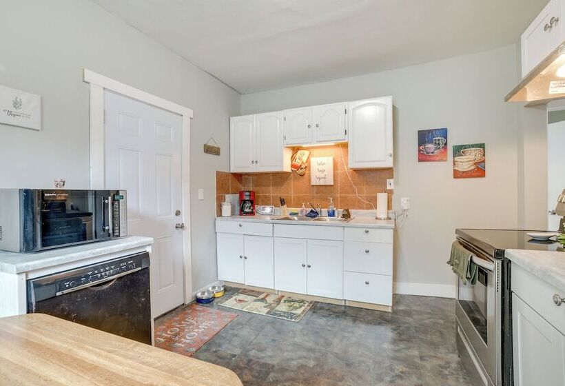 Morgantown Home: 1 Mi To West Virginia University!