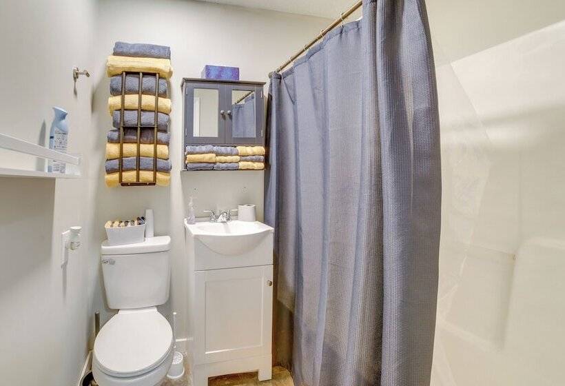 Morgantown Home: 1 Mi To West Virginia University!