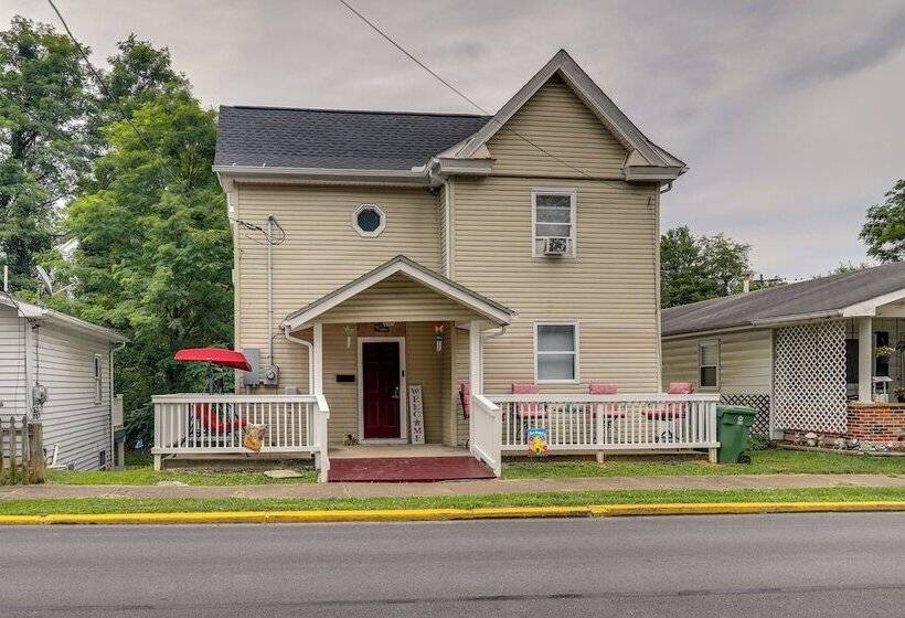 Morgantown Home: 1 Mi To West Virginia University!