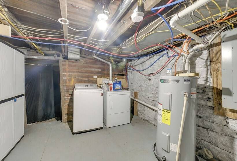 Morgantown Home: 1 Mi To West Virginia University!