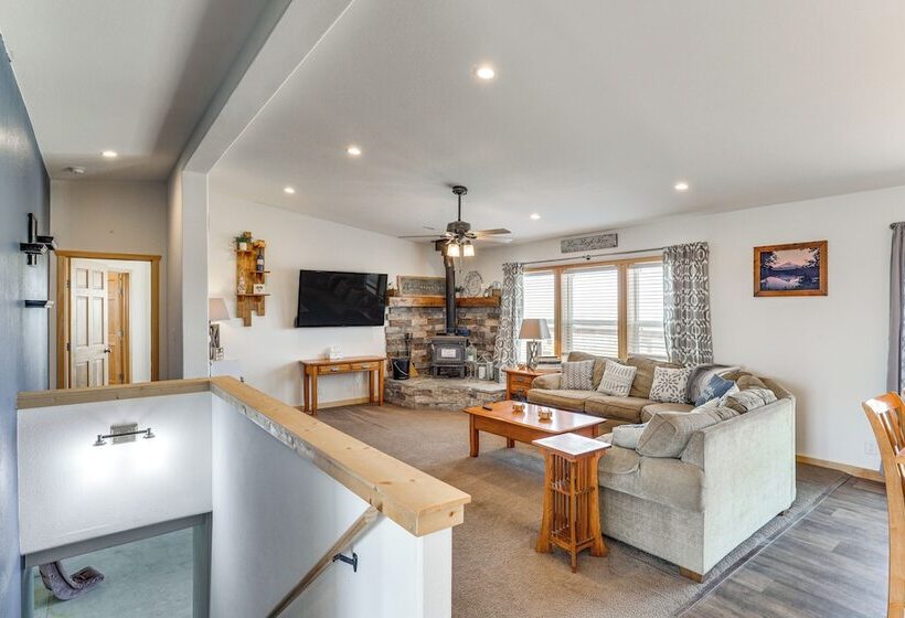 Mountain View Retreat In Lander W/ Private Yard!