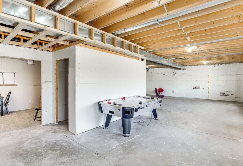 Mountain View Retreat In Lander W/ Private Yard!