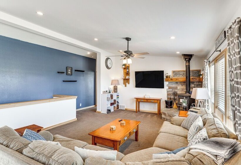 Mountain View Retreat In Lander W/ Private Yard!