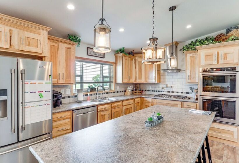 Mountain View Retreat In Lander W/ Private Yard!