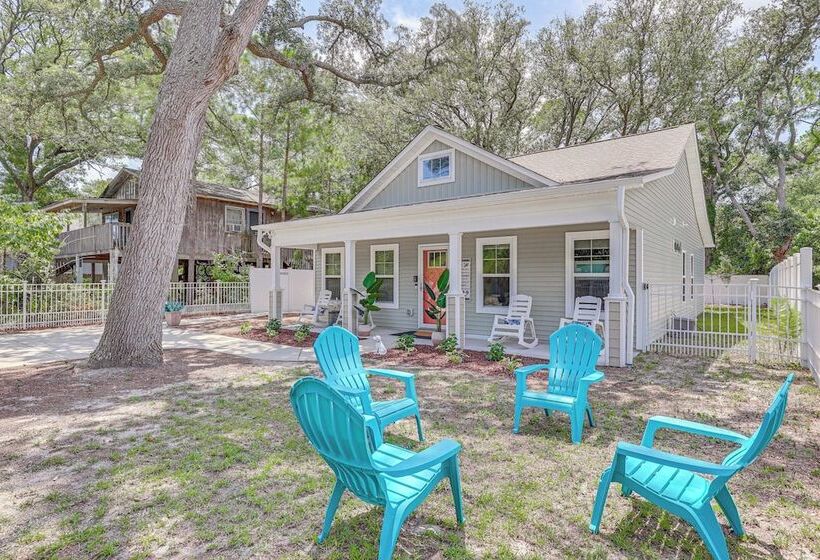 Oak Island Home W/ Screened Porch: Walk To Beach!