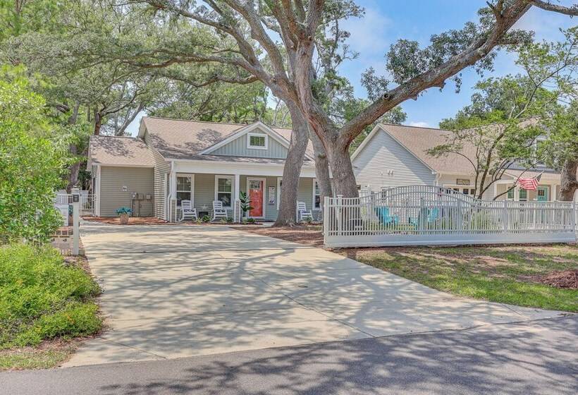 Oak Island Home W/ Screened Porch: Walk To Beach!