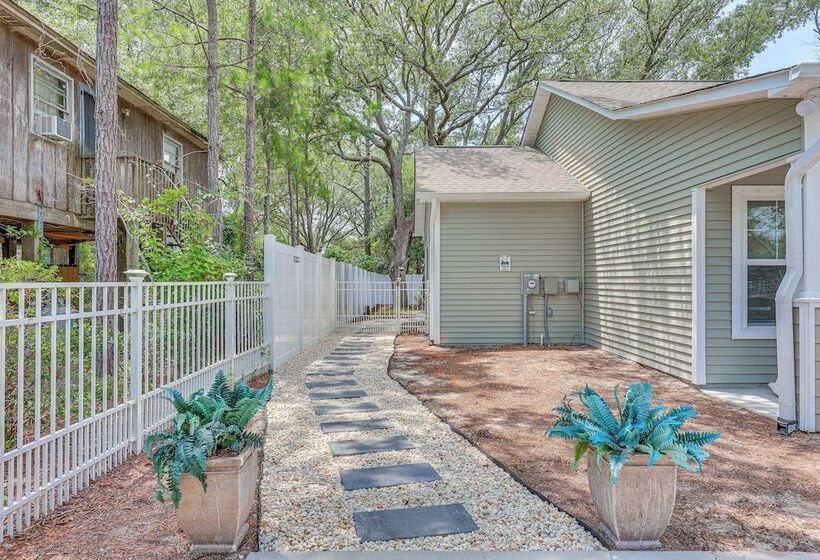Oak Island Home W/ Screened Porch: Walk To Beach!