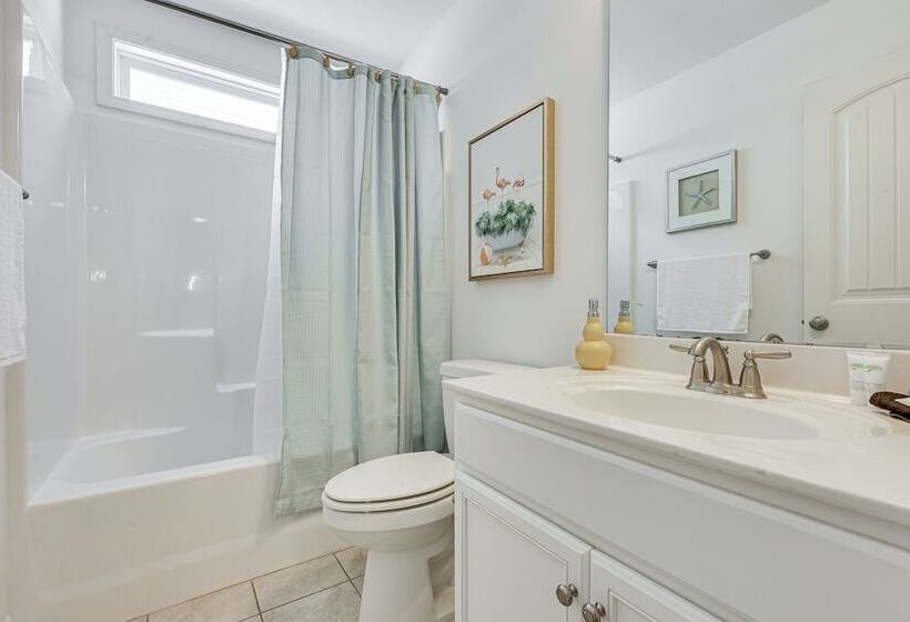 Oak Island Home W/ Screened Porch: Walk To Beach!