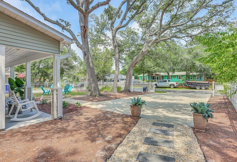 Oak Island Home W/ Screened Porch: Walk To Beach!