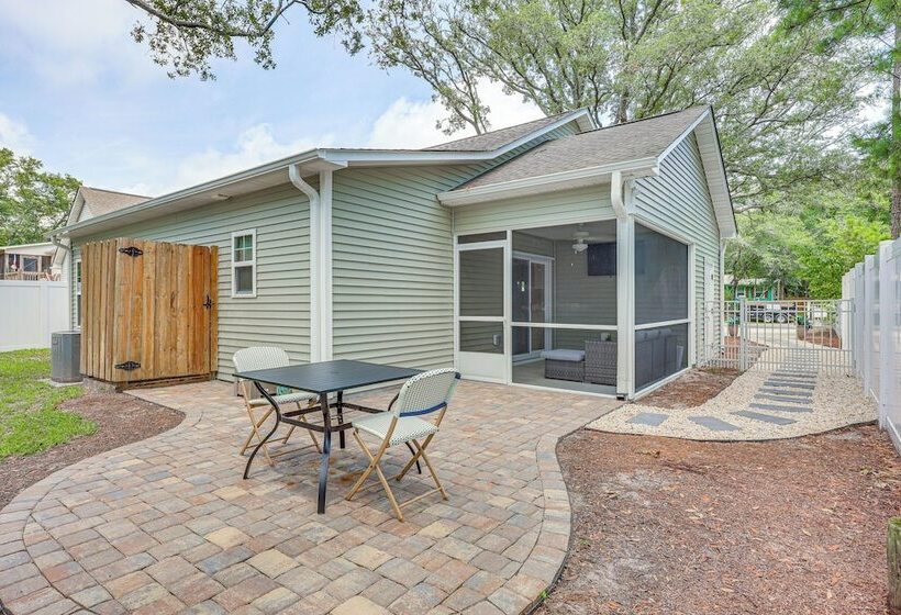 Oak Island Home W/ Screened Porch: Walk To Beach!