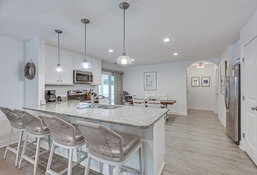 Oak Island Home W/ Screened Porch: Walk To Beach!