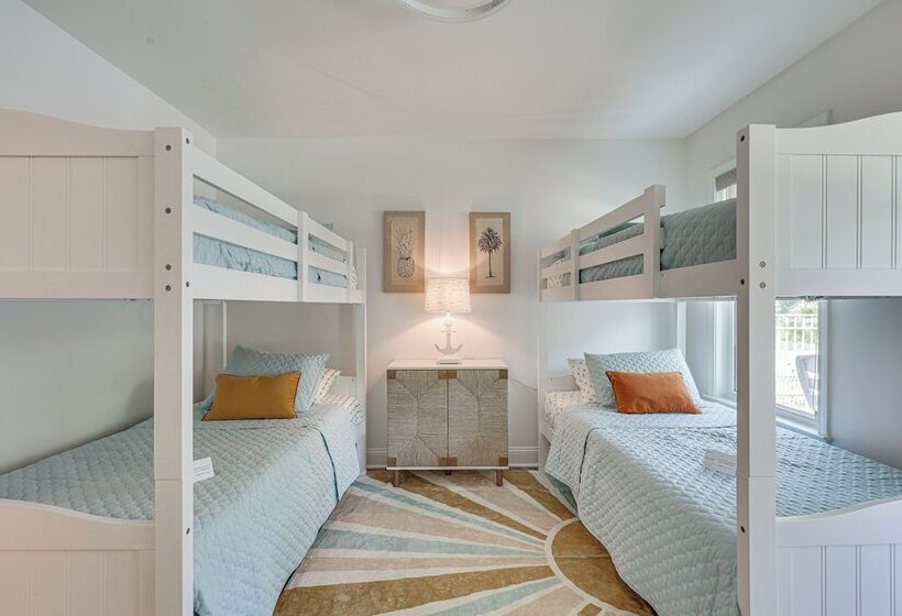 Oak Island Home W/ Screened Porch: Walk To Beach!