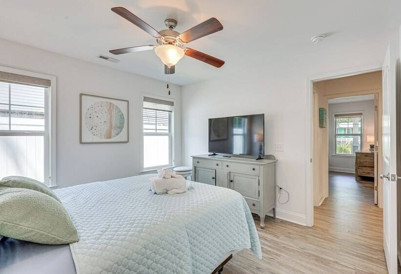 Oak Island Home W/ Screened Porch: Walk To Beach!