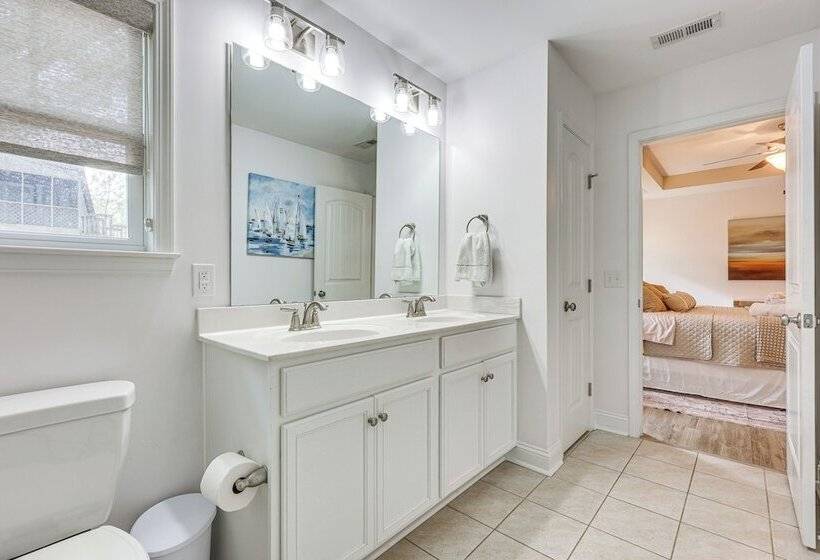 Oak Island Home W/ Screened Porch: Walk To Beach!