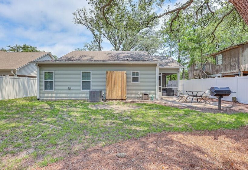 Oak Island Home W/ Screened Porch: Walk To Beach!
