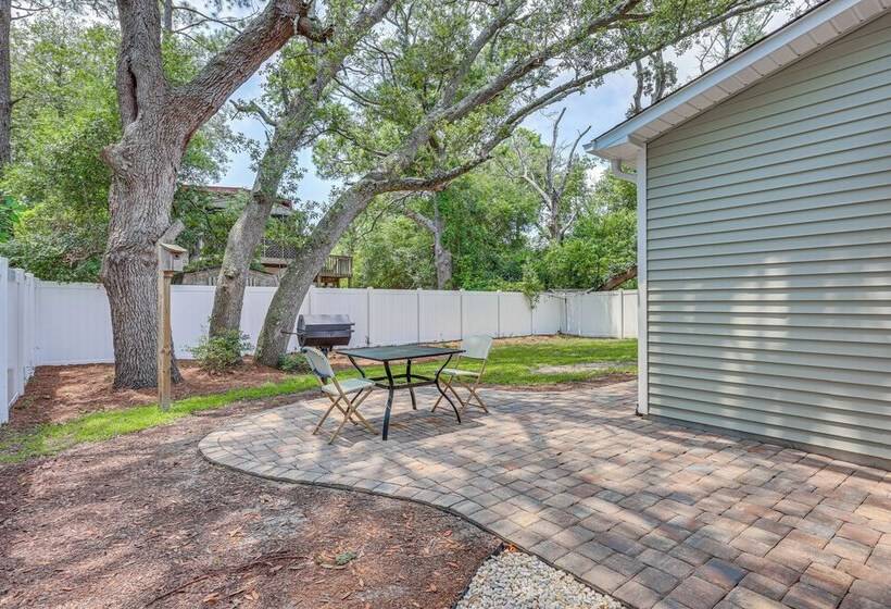 Oak Island Home W/ Screened Porch: Walk To Beach!