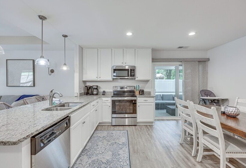 Oak Island Home W/ Screened Porch: Walk To Beach!