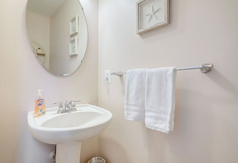 Ocean View Home: Deck, Hot Tub & Resort Amenities!