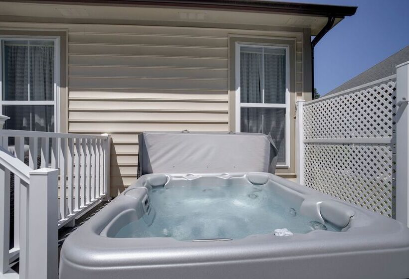 Ocean View Home: Deck, Hot Tub & Resort Amenities!