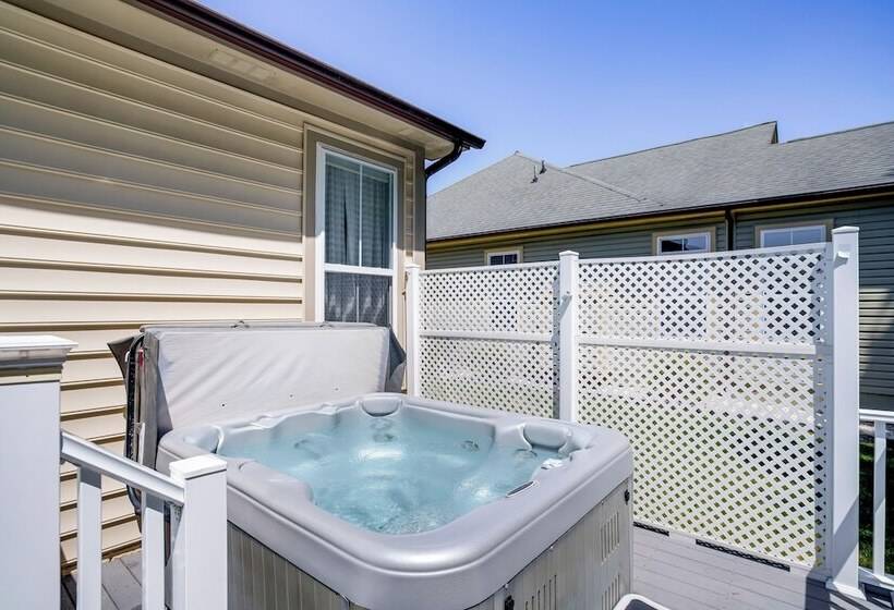 Ocean View Home: Deck, Hot Tub & Resort Amenities!