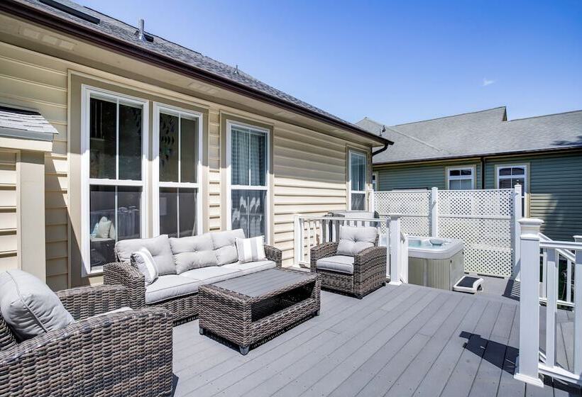 Ocean View Home: Deck, Hot Tub & Resort Amenities!