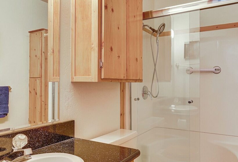 Peaceful Tahoe Vista Home W/ Decks: 1 Mi To Beach