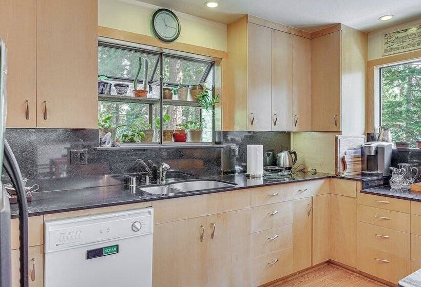 Peaceful Tahoe Vista Home W/ Decks: 1 Mi To Beach