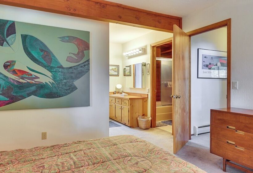 Peaceful Tahoe Vista Home W/ Decks: 1 Mi To Beach