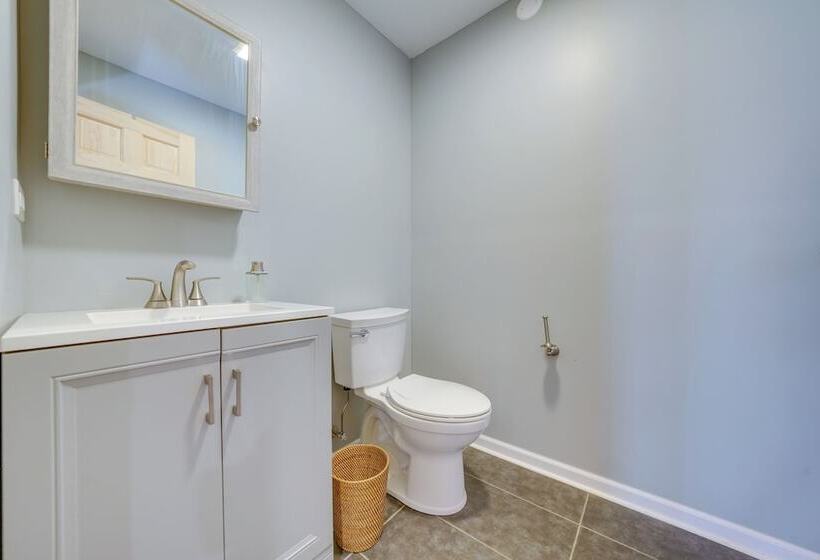 Peaceful Warrenville Home: 1 Mi To Herrick Lake!