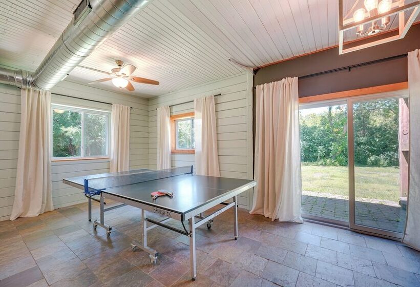 Peaceful Warrenville Home: 1 Mi To Herrick Lake!