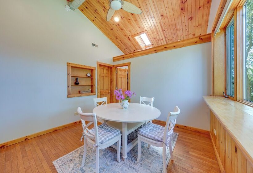 Peaceful Warrenville Home: 1 Mi To Herrick Lake!