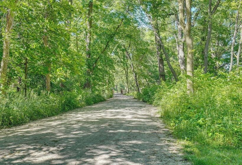 Peaceful Warrenville Home: 1 Mi To Herrick Lake!