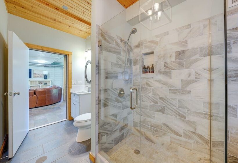 Peaceful Warrenville Home: 1 Mi To Herrick Lake!